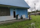 Satgas Yonif 121/MK dan Warga Papua Bersih-Bersih Gereja Santo Paulus
